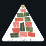 Pegatina Triangular Merry Christmas presenta el árbol<br><div class="desc">Merry Christmas presenta al pegatina de árbol</div>