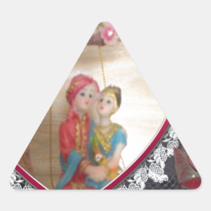 Pegatina Triangular Pareja asiática de recién casados en estampa artís