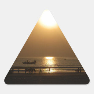 Pegatina Triangular Reflexión sobre la puesta de sol en verano dorado