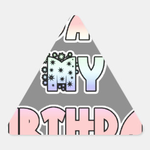 Pegatina Triangular Regalo HakunaMatata Hoy es mi cumpleaños.png