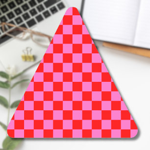 Pegatina Triangular Rosa neón y tablero de ajedrez a cuadros rojos vin