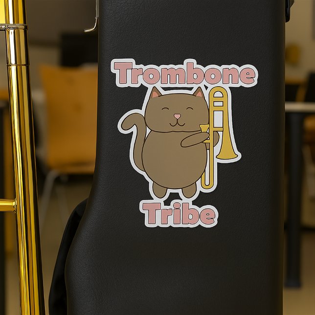 Pegatina Tribu de Trombones Gatito Marrón Mono Letras Rosad (A sticker of a brown cat holding a trombone and the words trombone tribe)
