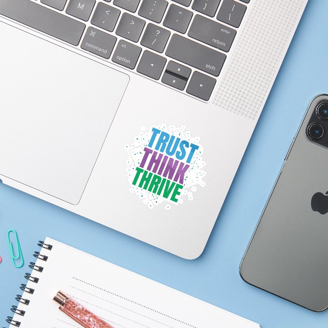 Pegatina Trust Think Thrive – Motivational Quote Design (Ordenado portátil con iPhone)