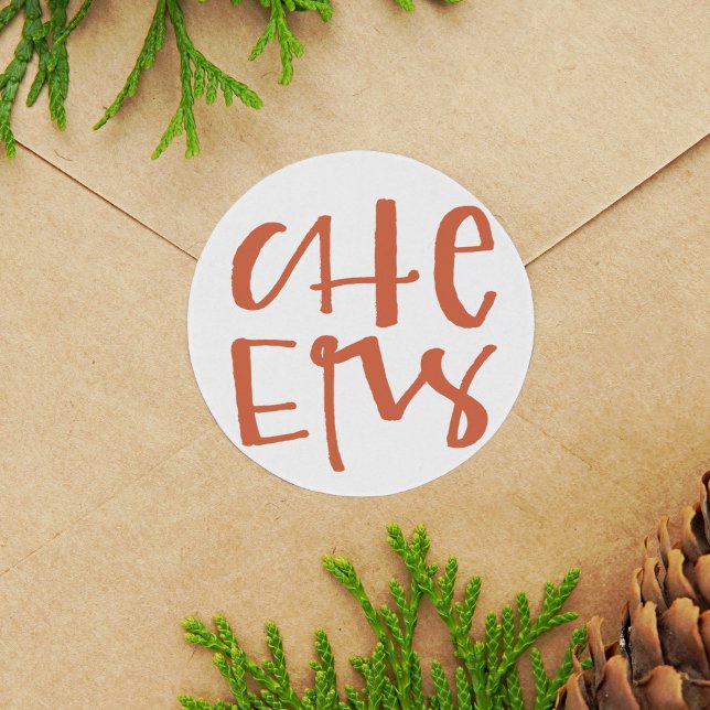 Pegatinas de feriado con la mano con la ovación (Red and white hand-lettered Cheers Christmas round sticker.)