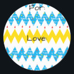 Pegatinas de Hanukkah (1 1/2" o 3") "Chevron Menor<br><div class="desc">Pegatinas de Hanukkah, "Chevron Menorah". Personalice cambiando el tamaño del tipo de letra, el estilo, el color y la redacción. Tantos usos: De y hacia pegatinas de regalo, Gracias pegatinas en bolsas de regalo, Toppers de pasteles (pegue en el material pesado, corte el pegatina, toma de dientes de cinta en...</div>