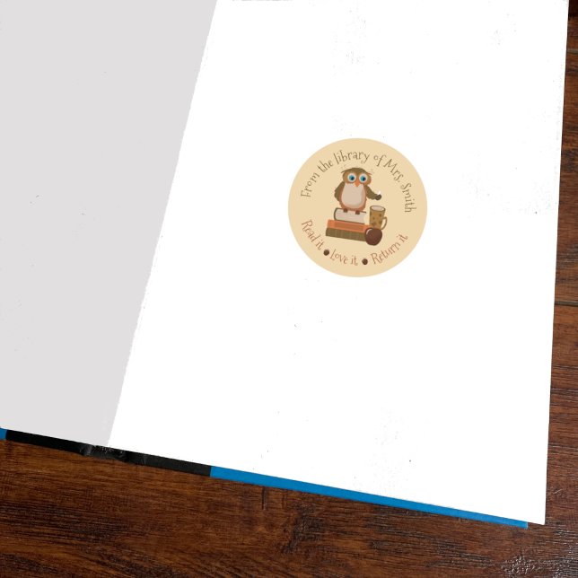 Pegatinas redondos de la biblioteca de aulas de bú (Cute small round classroom library sticker featuring a brown owl on books .
)