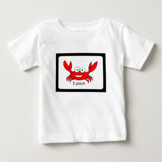 Pellizco la camisa del niño