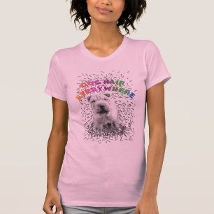 Pelo de la camiseta de las señoras del perro