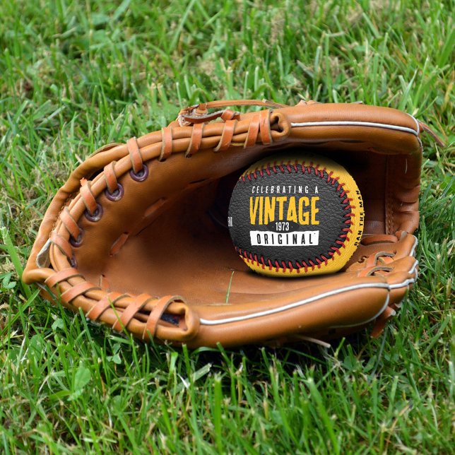 Pelota De Béisbol Año de nacimiento original de cuero negro y oro (Vintage Original Black & Gold Leather Birth Year Baseball Cover Photo.)