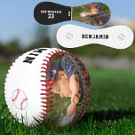 Pelota De Béisbol Béisbol personalizado con número de nombres Niños<br><div class="desc">Béisbol personalizado con el nombre Número de Fotografía Kids Black and White. Este béisbol personalizado es un regalo perfecto para un jugador de béisbol, compañero de equipo, entrenador. Personalízalo con tu foto, nombre del equipo, tu nombre, tu número y el año. Gran interés en recordar tu deporte favorito. Para personalizar...</div>