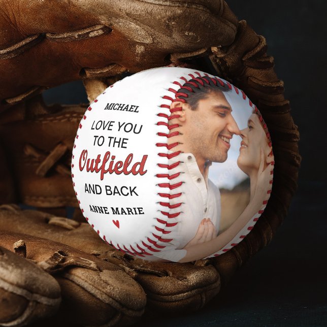 Pelota De Béisbol Boyfriend Love you to the Outfield and Back Photo (A Love you to the outfield and back photo baseball. Great gift for a boyfriend, for any occasion.)