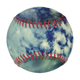 Pelota De Béisbol El cielo oscuro, mirando a través de las nubes
