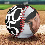Pelota De Béisbol Foto personalizada de graduación Senior 2025<br><div class="desc">El béisbol de graduación personalizado con un elegante fondo negro que puede cambiarse a cualquier color, el año 2025 con un audaz tipo de letra serif, el nombre de los graduados y la escuela o universidad a la que asistieron. Este regalo único les hará sentir especiales en su día de...</div>