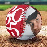 Pelota De Béisbol Foto personalizada de graduación Senior 2025<br><div class="desc">El béisbol de graduación personalizada con un fondo rojo que puede cambiarse a cualquier color, el año 2025 con un audaz tipo de letra serif, el nombre de los graduados y la escuela o universidad a la que asistieron. Este regalo único les hará sentir especiales en su día de graduación....</div>