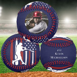 Pelota De Béisbol Foto personalizada del jugador de béisbol<br><div class="desc">Presentamos el Béisbol Personalizado Jugador de Béisbol, ¡la mejor manera de celebrar tu amor por el juego! Con este béisbol único y de personalizable, puedes crear un recuerdo único que muestre a tu jugador favorito. El diseño moderno incluye una llamativa bandera de béisbol rojo, blanco y azul, junto con una...</div>