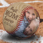Pelota De Béisbol Foto Rustic Best Mom<br><div class="desc">Descubre el regalo perfecto que grita '¡La mejor mamá de todos!' Este regalo rústico de béisbol de mamá es un hermoso homenaje a ese amor inquebrantable de una madre, con un trasfondo sentimental de efecto madera, nombres de niños inscritos, y dos fotos adicionales de personalizable para hacer de ella un...</div>