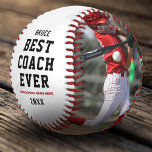 Pelota De Béisbol Mejor entrenador de béisbol Personalizado<br><div class="desc">Regalo de béisbol personalizado con el nombre de tu entrenador,  el dicho "mejor entrenador",  el nombre de tu escuela y el año. Más 2 fotos para que puedas personalizar con tu propio para hacer de esto un regalo especial extra.</div>