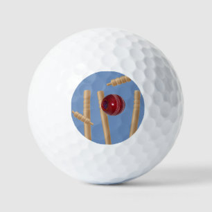 Pelota de cricket sobre azul rompiendo los palos d