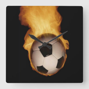 Pelota de fútbol en el reloj de pared incendiada