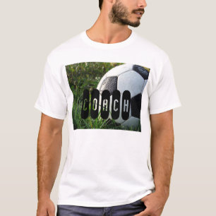 Pelota de fútbol negra y blanca en camiseta de hie