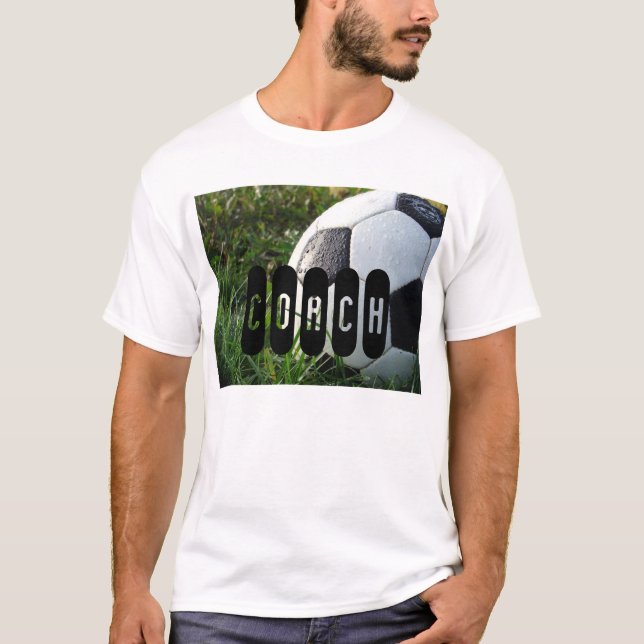 Pelota de fútbol negra y blanca en camiseta de hie (Anverso)