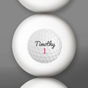 Pelota de golf con número rojo de nombre negro