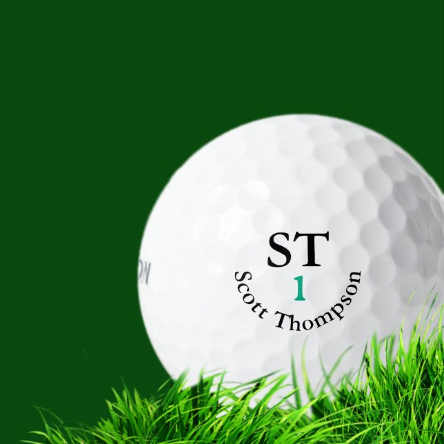 Pelota de golf con su nombre en negro con el númer (Subido por el creador)