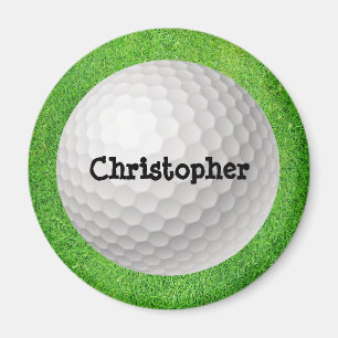 Pelota de golf en el imán verde