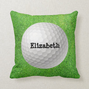 Pelota de golf en la almohada verde