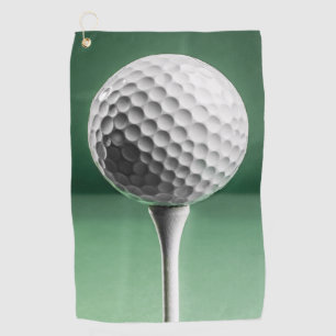 Pelota de golf en la toalla de Tee Golf