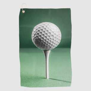 Pelota de golf en la toalla de Tee Golf