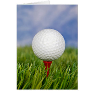 Pelota de golf en tee rojo