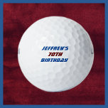 Pelota de golf personalizada, cumpleaños número 70<br><div class="desc">Este nombre personalizado de bola de golf es un gran regalo para el cumpleaños 70 de tu golfista favorito! Ahora las bolas perdidas pueden ser fácilmente identificadas y devueltas. El texto es azul y rojo burdeos profundo - se puede cambiar fácilmente. ¡A los golfistas les encantará! Todos los derechos reservados...</div>
