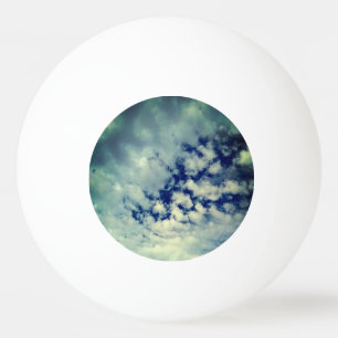 Pelota De Ping Pong El cielo oscuro, mirando a través de las nubes