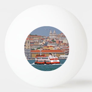 Pelota De Ping Pong Esquina de Lisboa con el antiguo ferry en el río T