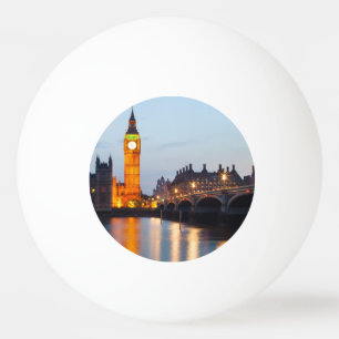 Pelota De Ping Pong Gran Ben y el puente Westminster por la noche