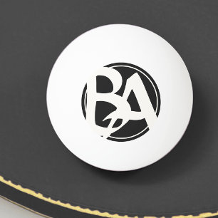 Pelota De Ping Pong Iniciales sobredimensionados en blanco y negro