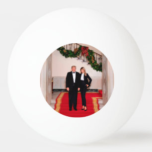Pelota De Ping Pong Navidad acerca al presidente Donald Trump y a Mela