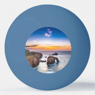 Pelota De Ping Pong Tierras terminan el atardecer y terminan en el mur