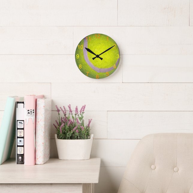 Pelota de tenis amarilla, reloj de pared (Sala de lectura)