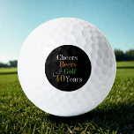 Pelotas De Golf 40 Años de Golf Saludos y Cervezas Negro y Oro<br><div class="desc">Este es un diseño de golf moderno y fresco, de 40 años. Es un diseño sencillo y mínimo, en tipografía clásica en negro y oro con brotes de naranja y verde. Perfecto para un fresco y divertido, con temas de golf y cerveza, regalo de cumpleaños 40 o accesorio fiesta y...</div>