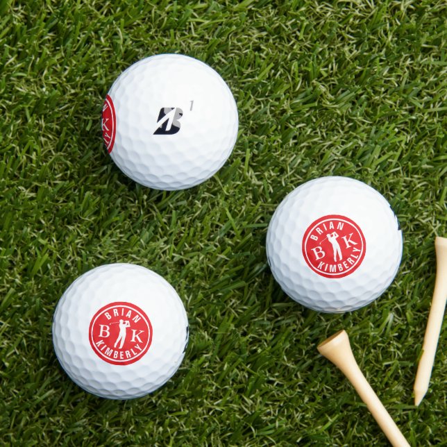 Pelotas De Golf Ball with Golfers Name & initials - red monogram (Césped in situ)