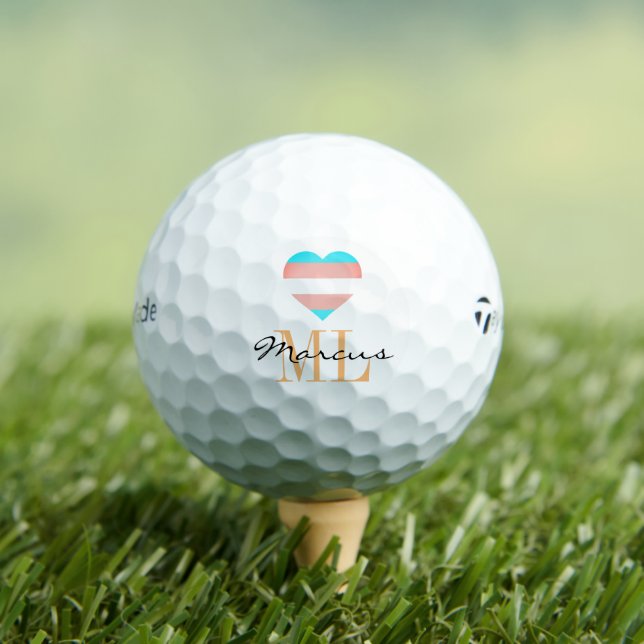 Pelotas De Golf Bandera transgénero, golf Heart & Pride Monogramad (Camiseta in situ)