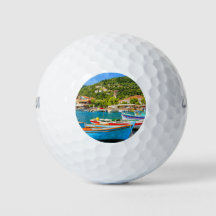 Coloridos barcos de pesca griegos en el puerto de 