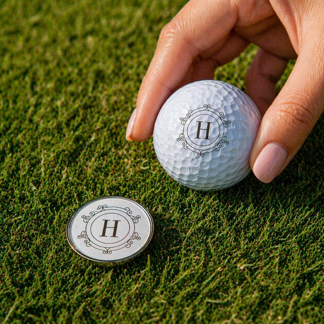 Pelotas de Golf con Monograma Elegante (Monogrammed golf ball and marker for elevated play.)