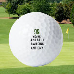 Pelotas De Golf Cumpleaños Golfer Funny 90th happy Dad Par<br><div class="desc">90 años y aún balanceándose,  graciosos 90 cumpleaños citan pelotas de golf. Perfecto para papá,  abuelo,  padrastro. La idea de regalo de Golfer. Puede personalizar el año y el nombre.</div>