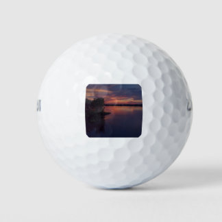 Pelotas De Golf Dramática puesta de sol sobre el río Isla del Mil