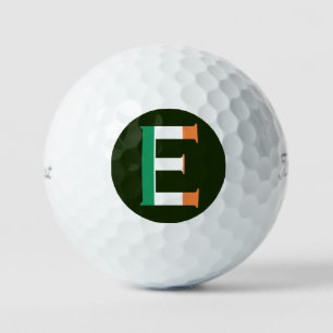 Pelotas De Golf E Monograma sobrepuesto sobre la bandera irlandesa