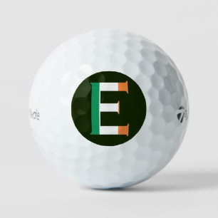 Pelotas De Golf E Monograma sobrepuesto sobre la bandera irlandesa
