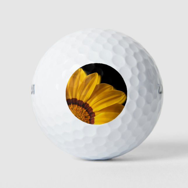 Pelotas De Golf Flor amarilla sobre fondo negro (Anverso)